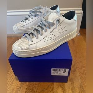 P448 Molly Sneakes, like new